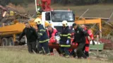 Slovenští záchranáři odnášejí raněné