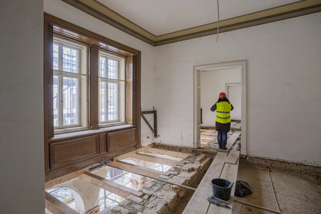 Stav trámů kontroloval mykolog a při rekonstrukci posuzuje každý trám ještě statik