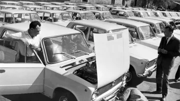 V polovině června roku 1971 dovezlo Maďarsko první sovětské vozy Žiguli. Maďarský průmysl k nim tehdy vyráběl 18 druhů součástí. Na snímku první dovezené automobily Žiguli do Maďarska