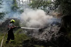Fotografie ukazují, jak plameny mění část Českého Švýcarska na pustou krajinu