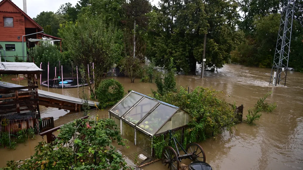 Rozlitá řeka Malše zaplavila ulice v Roudném na Českobudějovicku