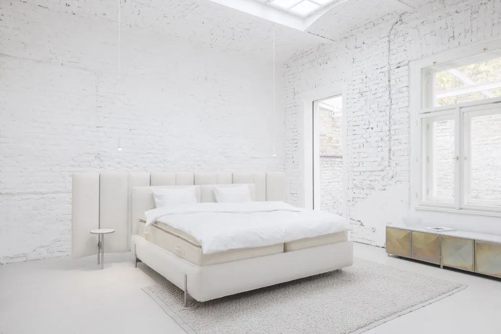 a kontinentální postel Libra, kterou designér Jan Plecháč navrhl pro českého výrobce Johann Malle
