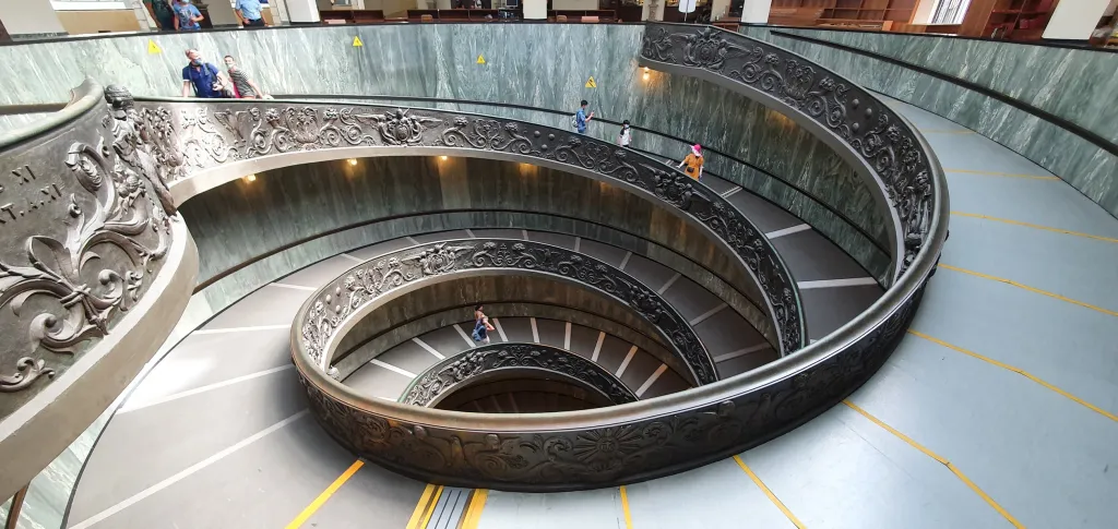 Na snímek schodiště bez lidí si ve Vatikánských muzeích musí fotografové běžně hodně počkat nebo použít opravdu dlouhý čas snímání