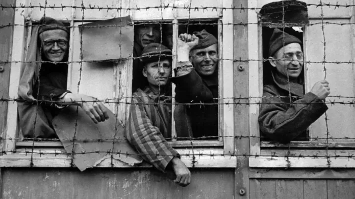 Vězni při osvobození tábora v roce 1945