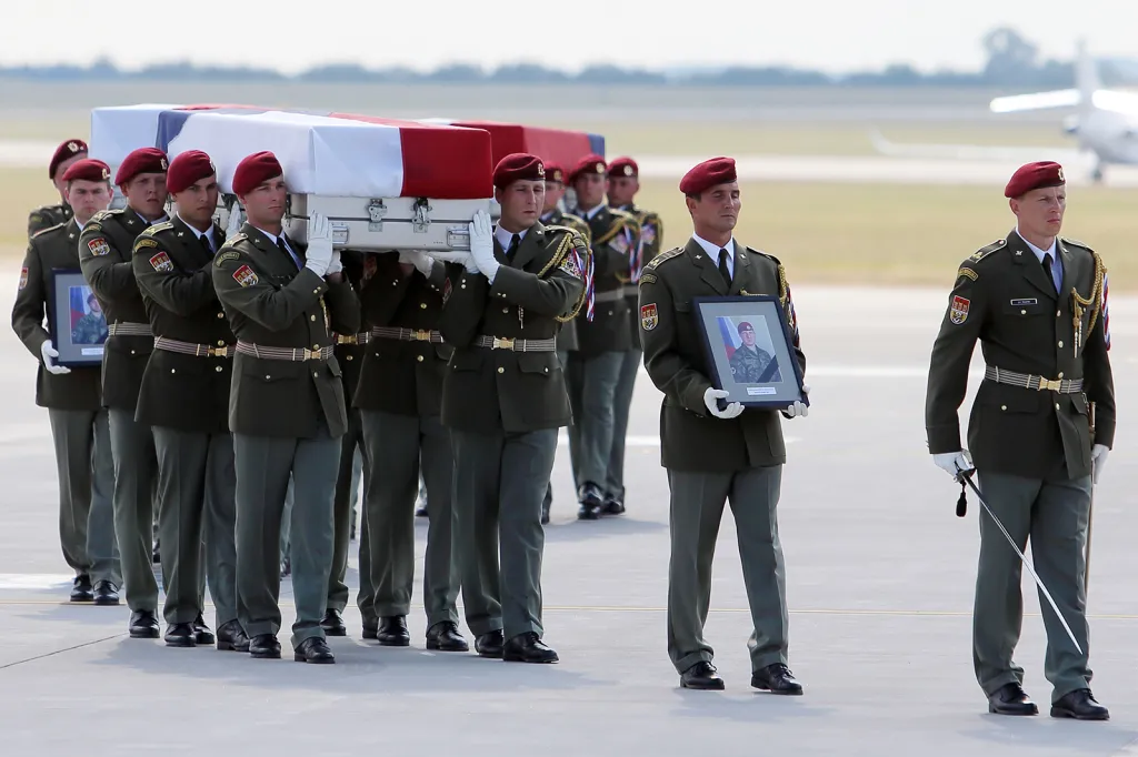 Těla tří českých vojáků, (Martina Marcina, Kamila Beneše a Patrika Štěpánka), kteří padli v Afghánistánu, dopravil ve středu 8. srpna do Česka letecký speciál. Na pražském letišti v Ruzyni proběhl po přistání pietní ceremoniál, kterého se zúčastnili pozůstalí i ústavní činitelé.