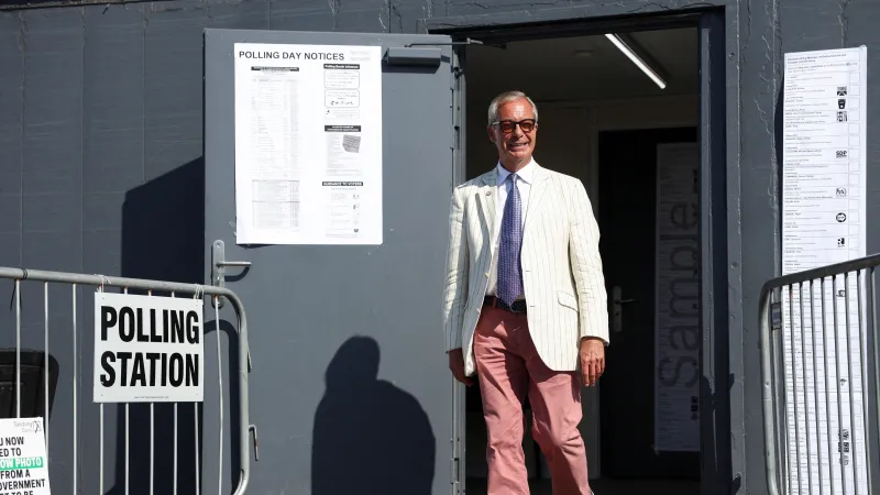 Šéf britské strany Reform UK Nigel Farage odchází z volební místnosti