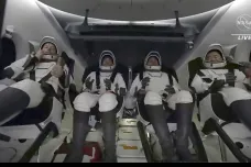 Do moře u Floridy dosedla vesmírná loď Crew Dragon se čtyřmi astronauty z ISS