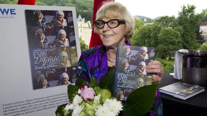 Eva Zaoralová se svou knihou pamětí Život s filmem