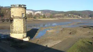 NO COMMENT: Těžba bahna z Luhačovické přehrady