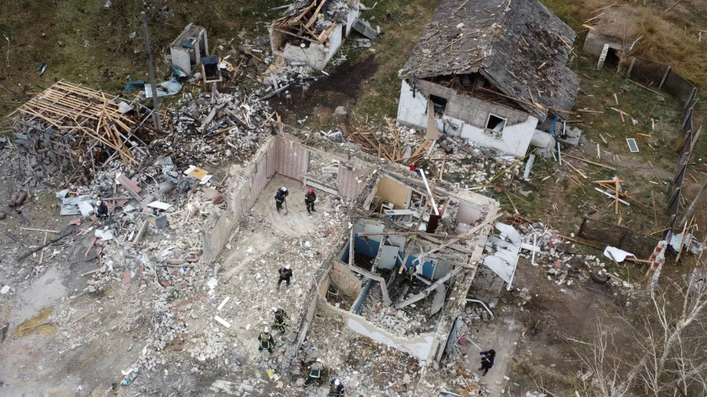 Následky ruského útoku na vesnici Hroza v Charkovské oblasti
