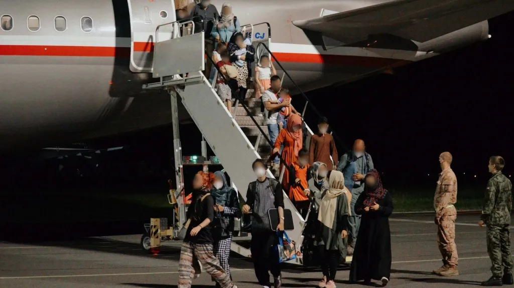Pasažéři vystupují na pražském letišti ve Kbelích z českého evakuačního letounu z Kábulu
