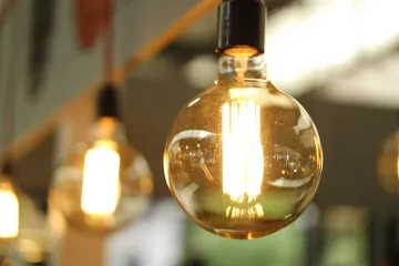 Statisíce odběratelů energií se vyhnou cenám nad stropem. Dodavatelé chystají změny