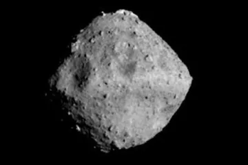Češi jako první pozorovali organický materiál z asteroidu Ryugu