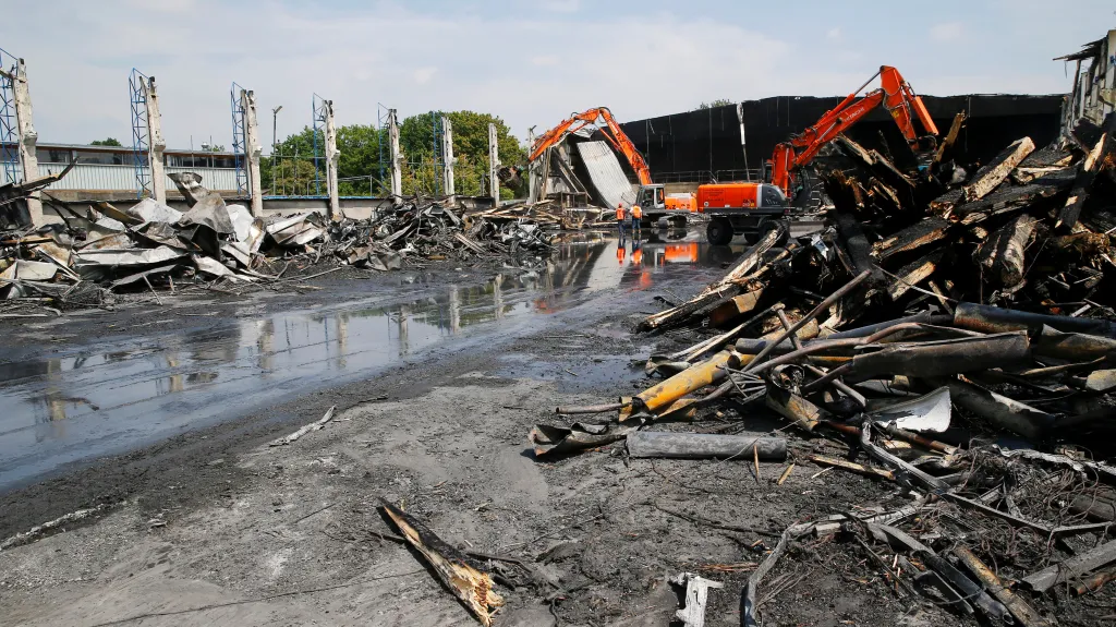 Demolice zničené haly v Düsseldorfu