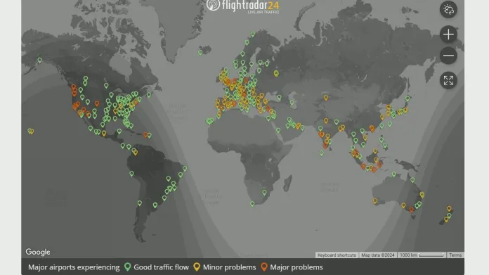 Mapa letišť hlásících problémy (červená a oranžová) 19. července v 10:20