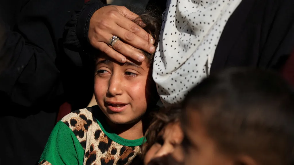 Pohřeb Palestinců, kteří nepřežili čekání ve frontách na humanitární pomoc, 18. 6. 2025