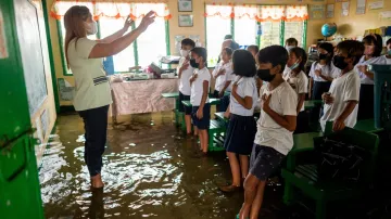 První den prezenční výuky probíhal navzdory mimořádným podmínkám jako vždy, na začátku vyučování děti zpívaly národní hymnu