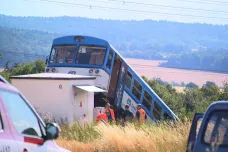 Při nehodě dodávky s vlakem na Rakovnicku zemřel člověk, sedm dalších utrpělo zranění