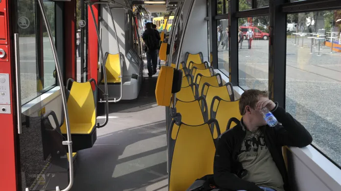 Žluté plastové sedačky se do sériových tramvají 15T nedostaly, k vidění byly na veletrhu v Brně