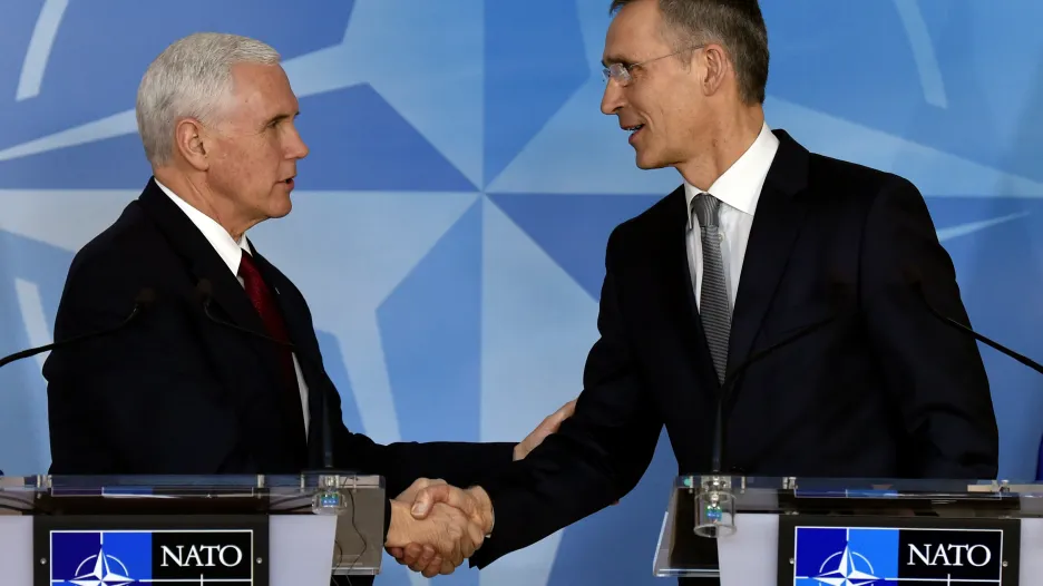 Mike Pence a Jens Stoltenberg