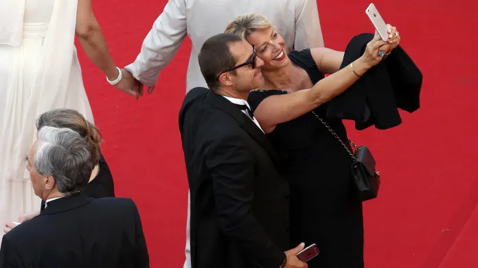 Návštěvníci festivalu v Cannes fotí selfie na červeném koberci