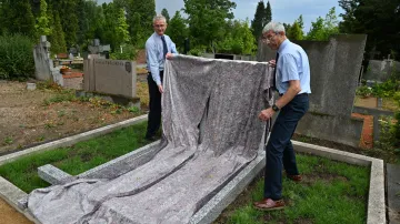 Odhalení nového náhrobku rodiny Neumark, někdejších brněnských průmyslníků