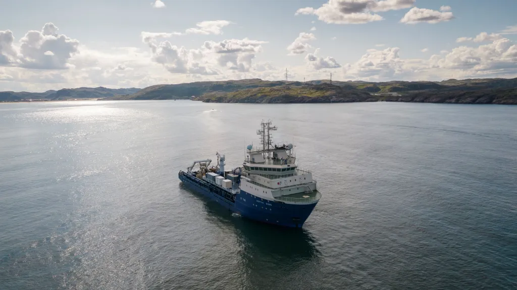 Loď pokládá optický kabel v Barentsově moři