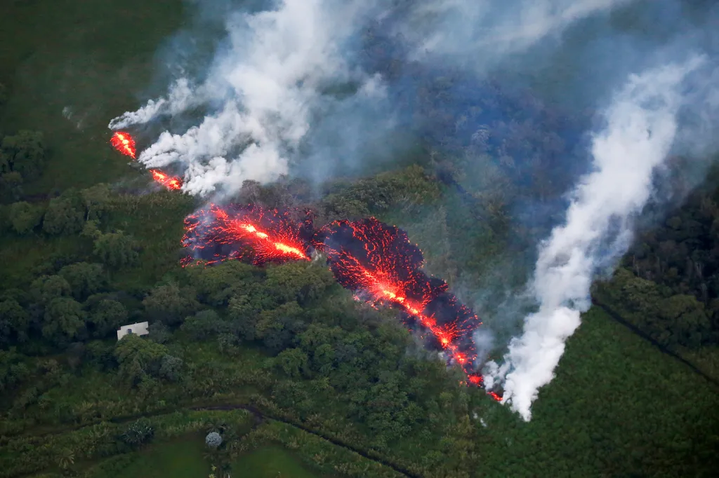Žhavá láva v zemské puklině při zemětřesení a erupcích sopky Kilauea na Havaji