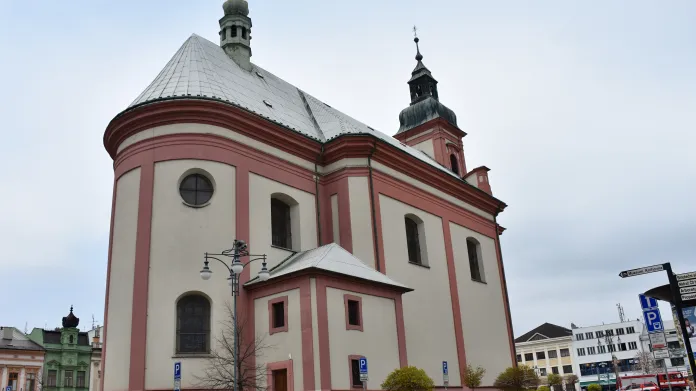 Okolí kostela Stětí sv. Jana Křtitele v Hranicích je uzavřeno