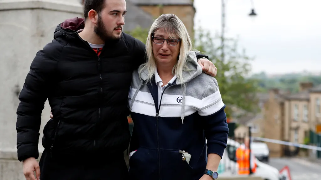 Lidé přicházejí k místu, kde útočník smrtelně zranil britskou poslankyni Jo Coxovou