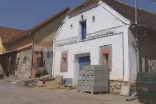 V Novém Šaldorfu praskají unikátní vinařské Modré sklepy