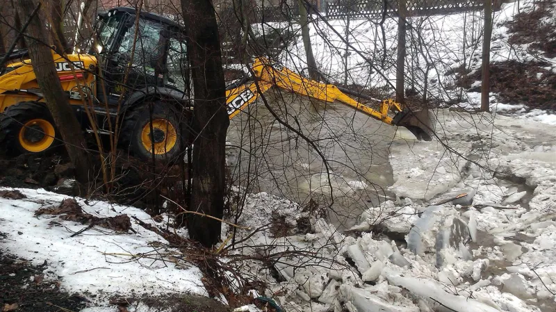 Uvolňování ker na Hážovickém potoku v Rožnově pod Radhoštěm - Tylovicích