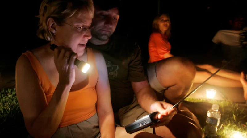 Obyvatelé Houstonu sledují zprávy na přenosné televizi