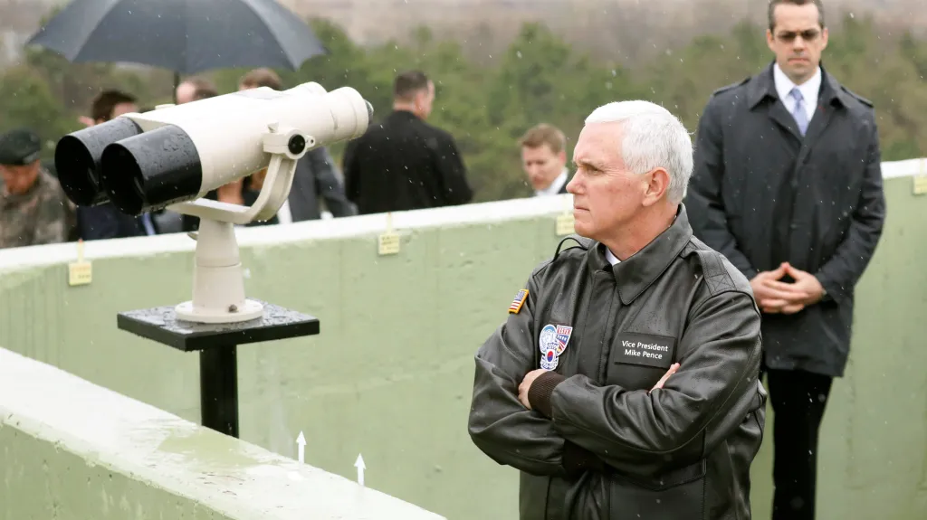 Mike Pence při návštěvě demilitarizované zóny mezi Jižní a Severní Koreou