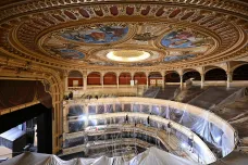 Centrální lustr v Mahenově divadle byl svěšen a prochází rekonstrukcí 