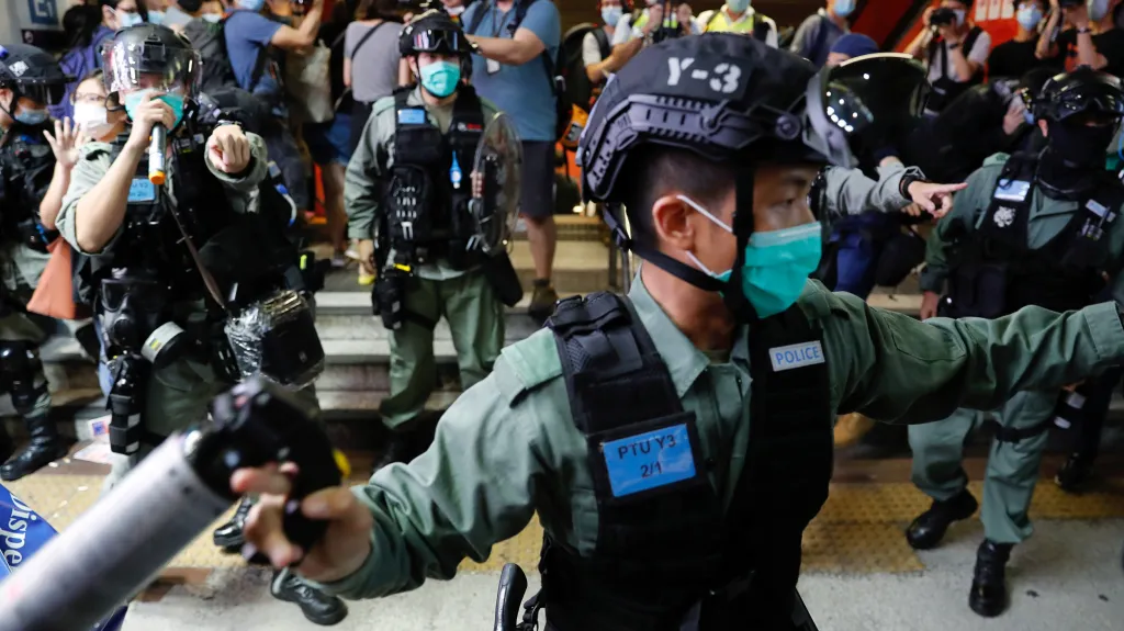 Zásah policie proti demonstrantům v Hongkongu