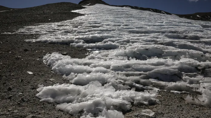 Pohled na ledovec Iver poblíž vrcholu hory El Plomo v pohoří Andy v metropolitní oblasti Santiago v Chile