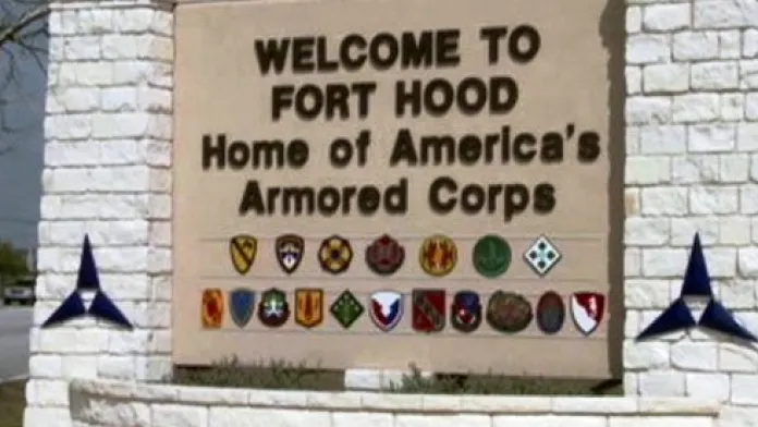 Na základně Fort Hood zastřelil vojenský psychiatr 13 lidí.