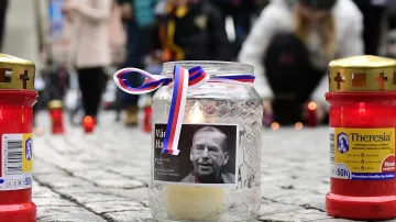 Havla si připomněli i v Praze pochodem k Hradu, zapalováním svíček, čtením na pokračování