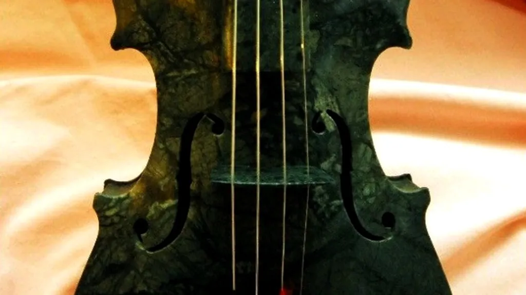 Mramorové housle sochaře Jana Řeřichy