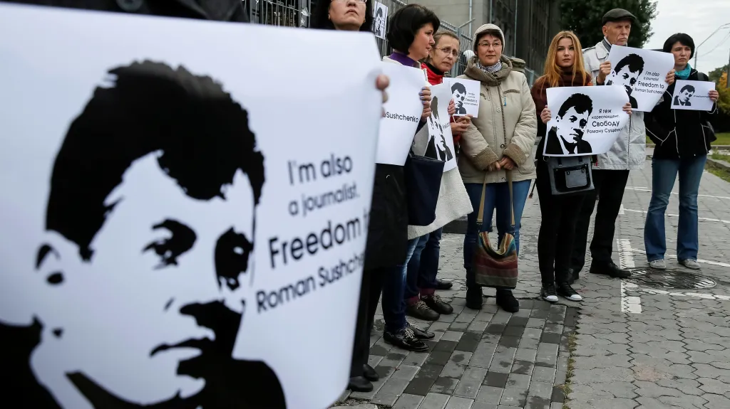 Protest novinářů za propuštění Suščenka před ruskou ambasádou v Kyjevě v říjnu 2016