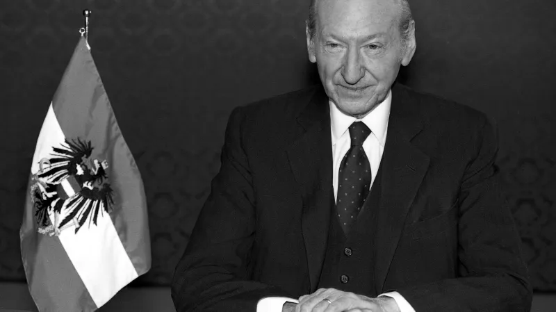 Prezident Waldheim během televizního projevu k 50. výročí anšlusu
