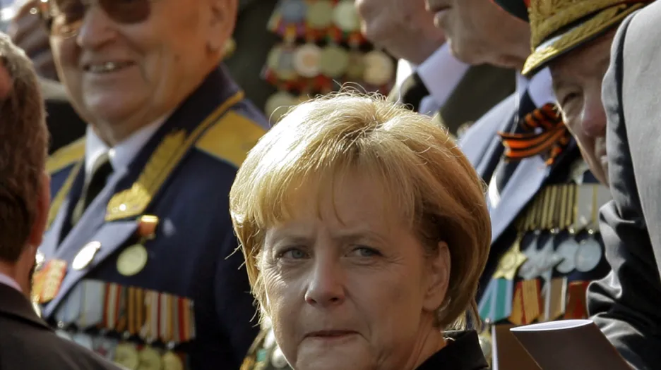 Angela Merkelová na vojenské přehlídce v Moskvě 9. května 2010