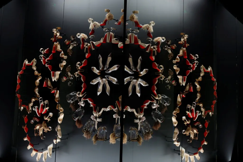 Zdánlivý obraz je vytvořený z několika desítek párů bot známého francouzského návrháře obuvi Christiana Louboutina během jeho výstavy „L'Exhibition[niste]“ v Paříži
