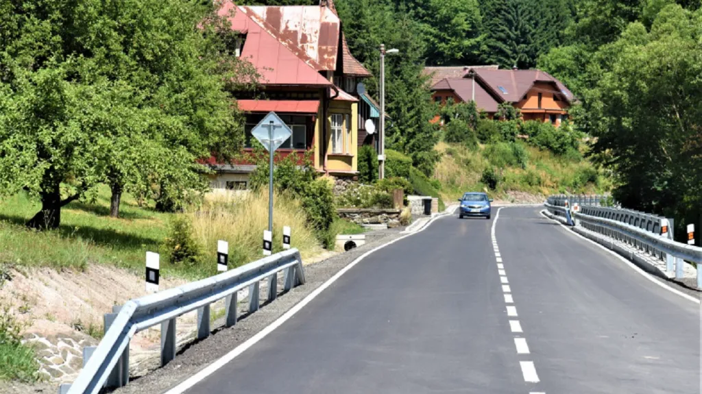 Rekonstruovaná silnice v Benešově u Semil