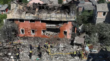 Obytný dům zničený během ruského útoku na Kyjev