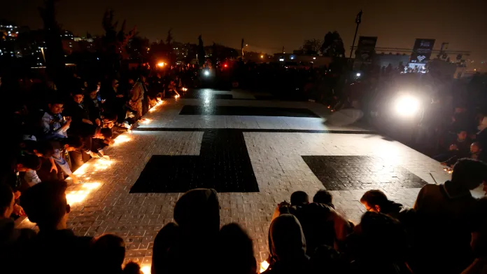 Lidé se zapsali do Guinessovy knihy rekordů zapálením mozaiky číslice 60 vytvořené z 11 440 svíček u příležitosti Hodiny Země 2018 v Ammánu v Jordánsku.