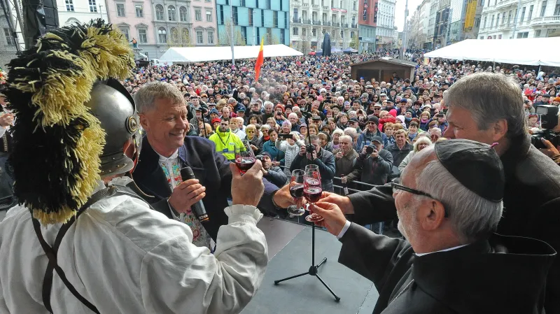 Akcí na náměstí Svobody se účastní stovky lidí