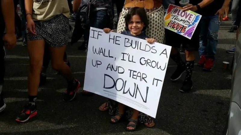 Tříletý Kaio na demonstraci proti zvolení Donalda Trumpa americkým prezidentem