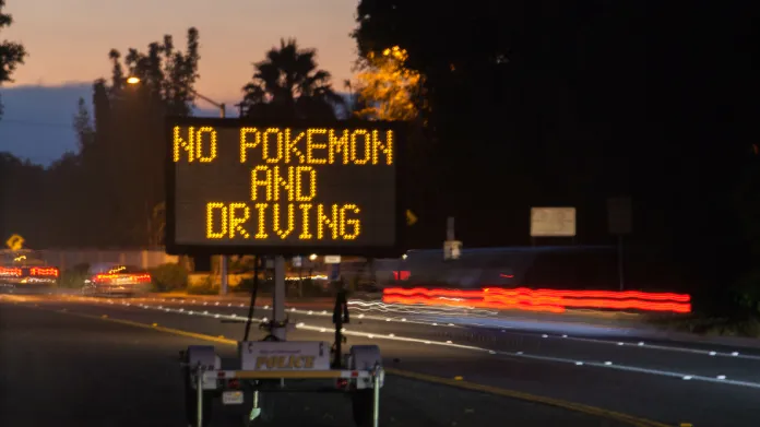 Spuštění Pokémon GO přineslo i svá nebezpečí – v Kalifornii řidiče varovali před hraním při řízení